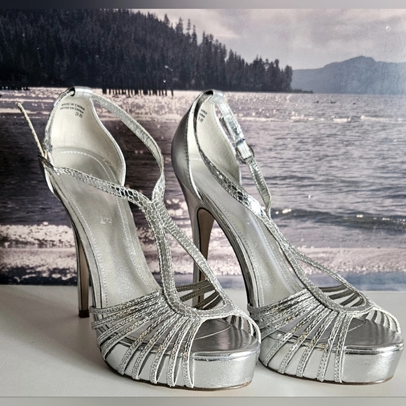 Aldo Metallic Silver Heels - Picture 3 of 9